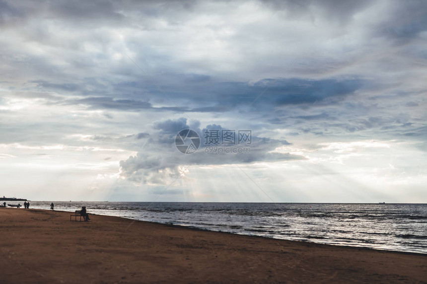 海边的傍晚夕阳下的海边图片