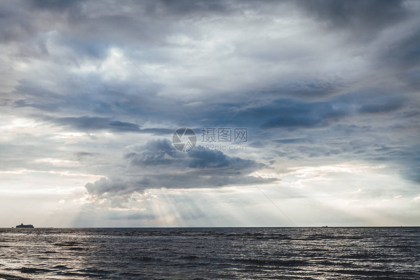 海边的傍晚夕阳下的海边图片