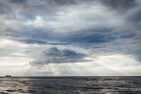 海边的傍晚夕阳下的海边图片