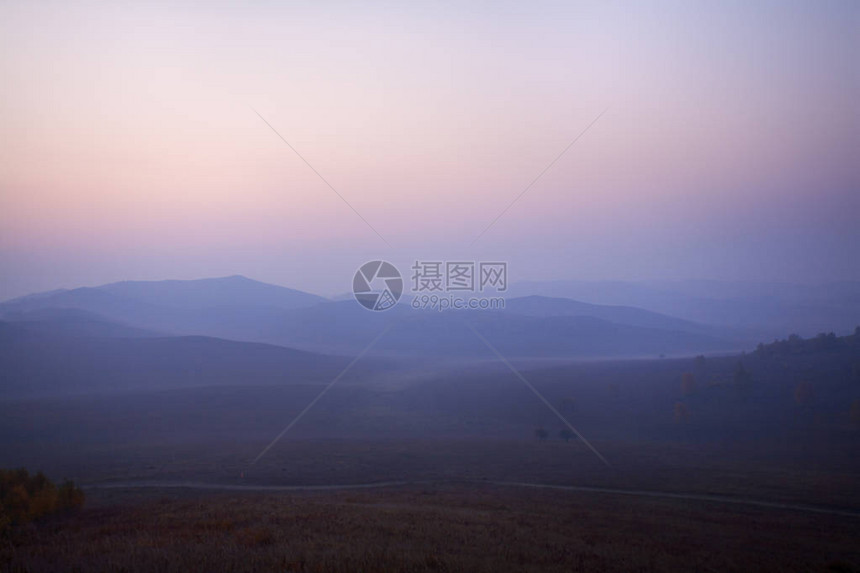 秋天的早晨在山自然旅行图片