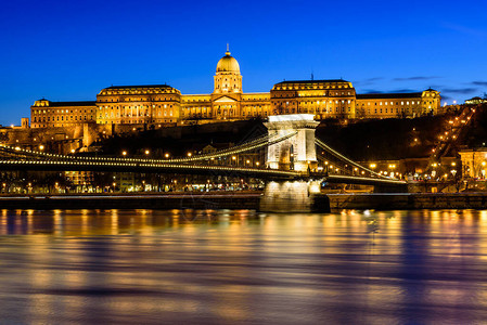 匈牙利地标链桥皇家宫和布达佩斯多瑙河等夜间都图片