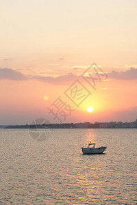 浅小渔船背景的海面日落美图片