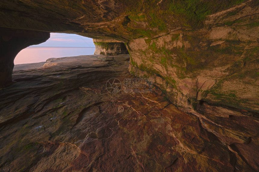 位于美国密歇根州密歇根州苏perial湖天堂点海洞穴内落日图片