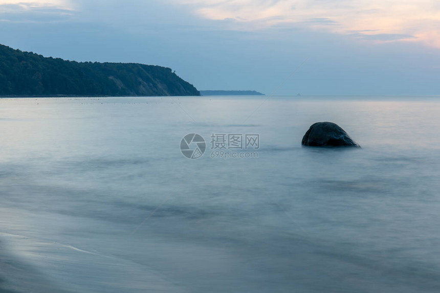 地平线上陡峭的海岸线图片