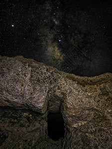 木星和银河升起在金利的GebelCiantar青铜时代定居点神秘图片