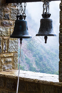 山中旧砖堂的钟声图片