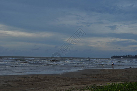 邦咯湾沙捞越市米里日落期间Luak湾和Tanjung背景