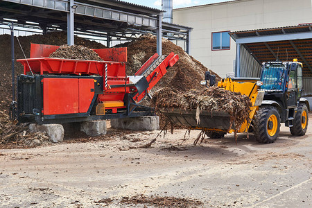 斗式装载机将木皮装载到木工行业的工业图片