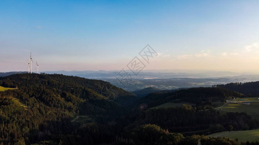 日落时从格尔斯巴赫附近的黑森林山上图片