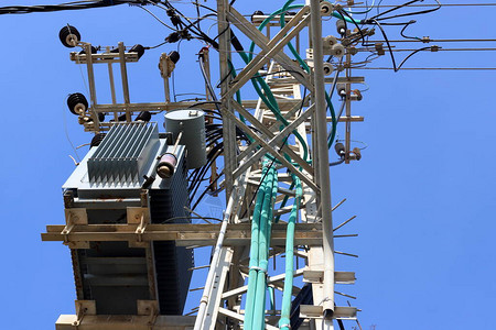 以色列北部安装了一个带有电流绝缘体和电线的金属电图片