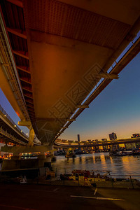 湾岸路线和东京日落图片