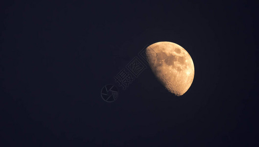 黄半月的极端放大远距照片晚上在晴朗图片