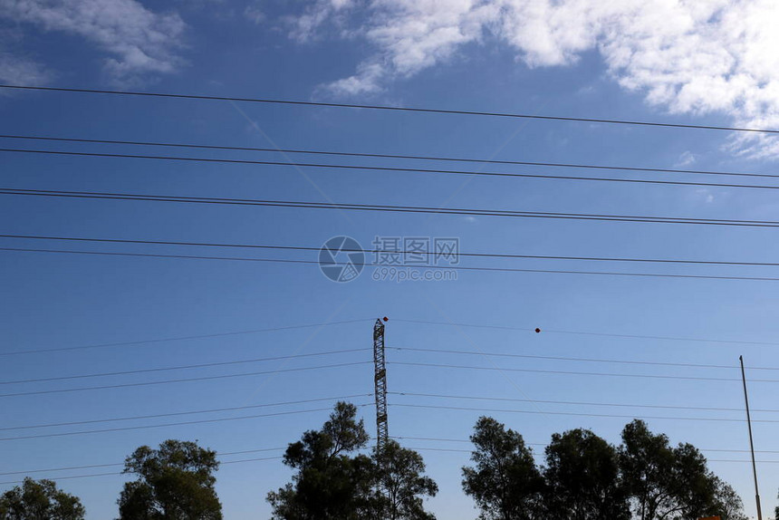 以色列北部安装了一个带有电流绝缘体和电线的金属电图片