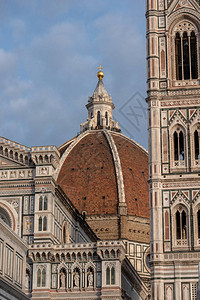 佛罗伦萨大教堂与乔托钟楼的景色图片