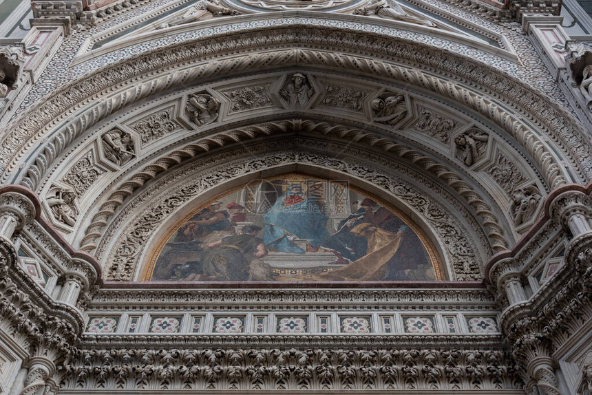 佛罗伦萨大教堂的正面与乔托的钟楼图片