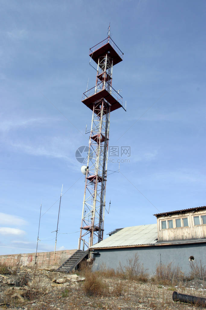 蓝色天空背景的无线电信移动电话塔图片