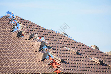 准备安装大量瓦片的屋顶房屋建筑图片