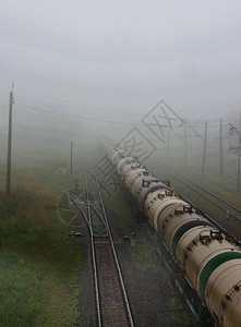 铁路和火车离开雾图片