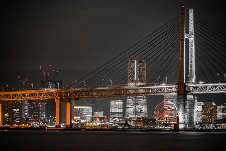 夜景的横滨海湾大桥和横滨港未来图片