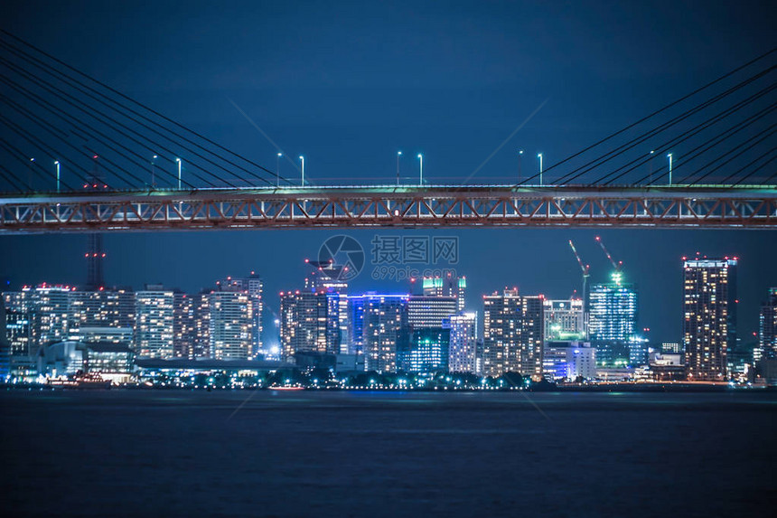 夜景的横滨海湾大桥和横滨港未来图片