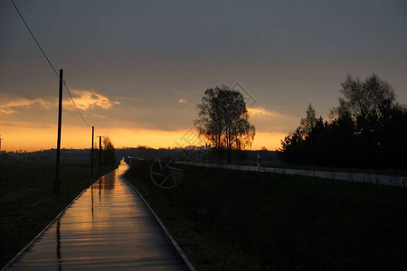 4月在比布拉扎山谷农村春季风景波德拉西的雨季黎明图片