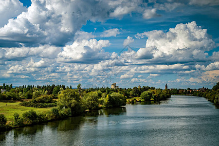 夏天的河景天空中的云彩图片