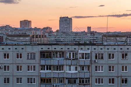 晚上俄罗斯一栋公寓楼的窗户图片