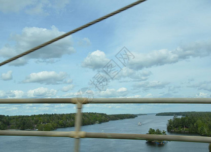 架桥和河水上模糊的金属护栏和电图片