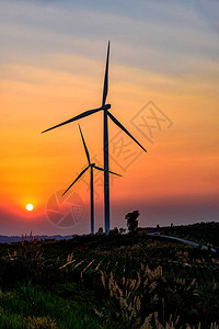 日落天空上的风力涡轮机农场发电可再生能源图片