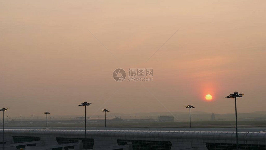 大圆周的太阳在吉隆坡国际机场上空升起图片