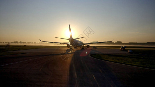 雾蒙的早晨在机场背景图片