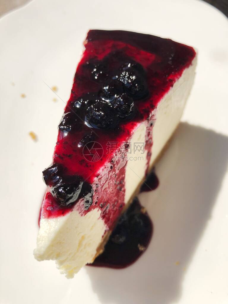 美味的香草芝士蛋糕配蓝莓酱宏图片