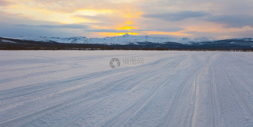 俄罗斯东部的日落和冬季公路图片