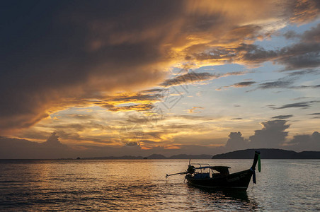 泰国皮岛日落时的长尾渔船图片