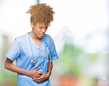 年轻的非裔美国女医生身处孤立的背景图片