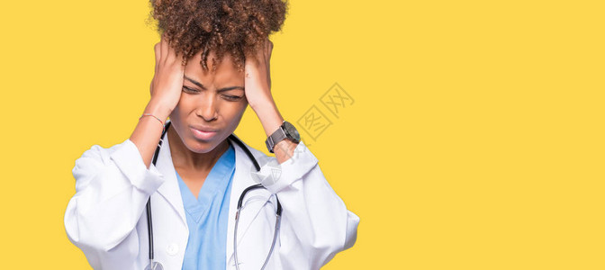身处孤立背景的非裔美国女医生头痛绝望图片