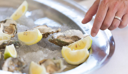 供应牡蛎特色菜的优雅餐厅图片