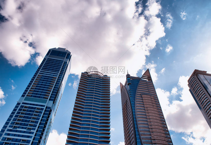 阿拉伯联合酋长国迪拜Marina的大型现代建筑图片