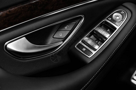 新车门控制面板的特写扶手带车窗控制面板门锁座椅调节按钮图片