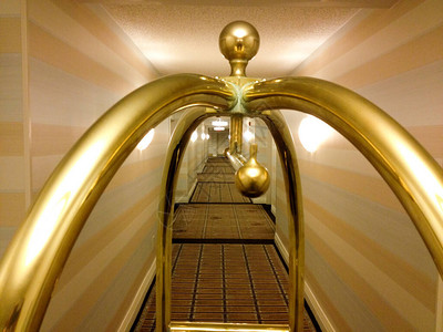 配有钟式马车的对称设计的走廊图片