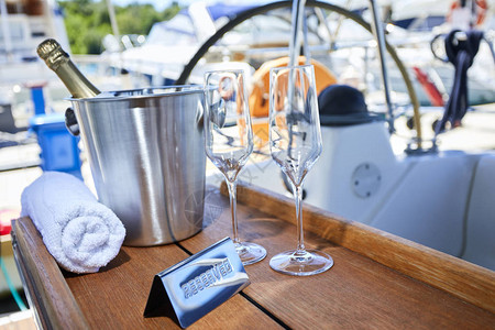 盛放香槟的豪华夜游艇在热带日落时空杯图片