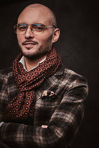 穿着格子羊毛夹克眼镜和红宝石图案围巾的黑暗工作室里图片