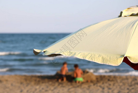 夏季在海边玩耍和大伞式的图片