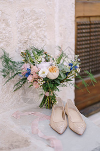 女士金色芭蕾平底鞋和郁葱的婚礼花束高品质照片图片