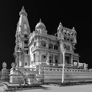 Palace男爵宫后面的黑色和白色角观图片