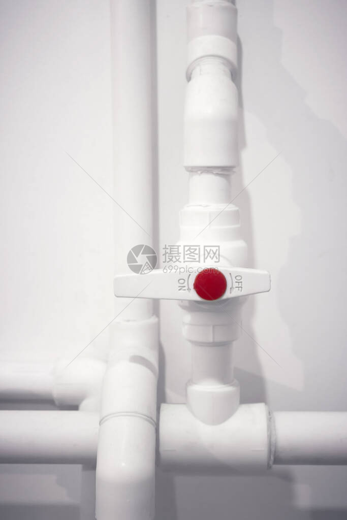 水管配件创建PVC管供水系统时的连接单元示例用于在白墙私人住宅上加热散器的聚丙烯图片