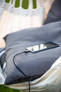 智能手机在吊巢的枕头上充电图片