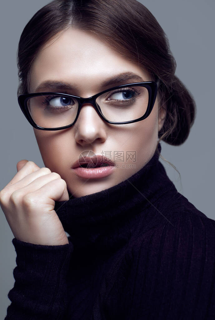 穿着黑色上衣毛和时尚眼镜的可爱女学生肖像图片