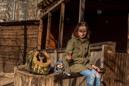 一只小狗的女孩带着狗和洋娃散步的女孩少年图片