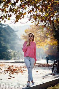 穿着粉红色毛衣的年轻女人图片